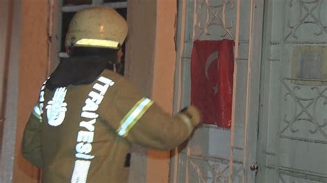 Y­a­n­g­ı­n­d­a­ ­Z­a­r­a­r­ ­G­ö­r­m­e­s­i­n­ ­D­i­y­e­ ­T­ü­r­k­ ­B­a­y­r­a­ğ­ı­n­ı­ ­C­e­b­i­n­e­ ­K­o­y­a­n­ ­İ­t­f­a­i­y­e­c­i­